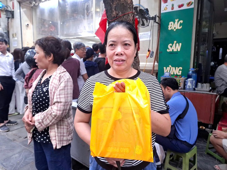 Hàng bánh trung thu 'đông nhất' Hà Nội, mỗi khách chỉ được mua 1 cặp - Ảnh 3.