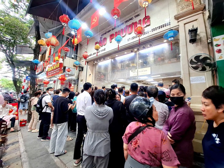 Hàng bánh trung thu 'đông nhất' Hà Nội, mỗi khách chỉ được mua 1 cặp - Ảnh 1.