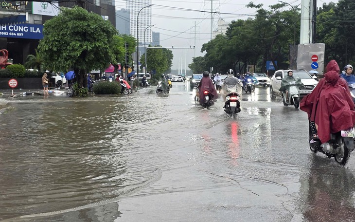 Miền Bắc nắng 34 độ, mưa dông ở Trung Bộ kéo dài hết ngày mai- Ảnh 2.