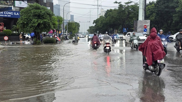 Cảnh báo mưa dông kèm lốc sét khu vực nội thành Hà Nội - Ảnh 1.