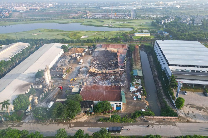 Hiện trường kho, xưởng 2.000m2 ở Hà Nội tan hoang sau vụ cháy- Ảnh 11.