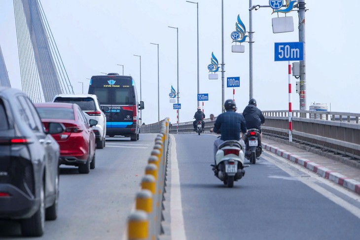 Cầu Nhật Tân xuất hiện biển báo, vạch xác định khoảng cách xe- Ảnh 2.