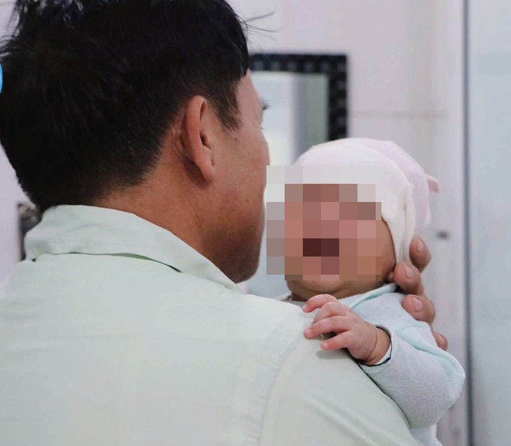 Bé trai bị bỏ rơi trước cổng làng được bệnh viện chăm sóc- Ảnh 1.