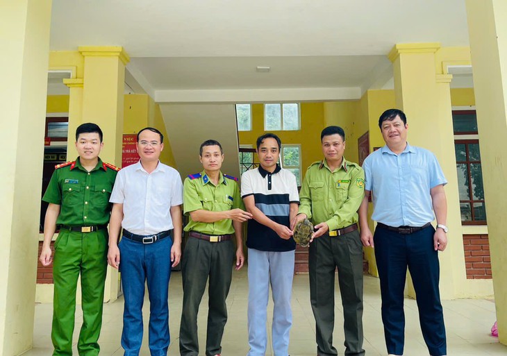 Sau cơn mưa, học sinh phát hiện rùa mỏ vẹt quý hiếm giữa vườn- Ảnh 1.