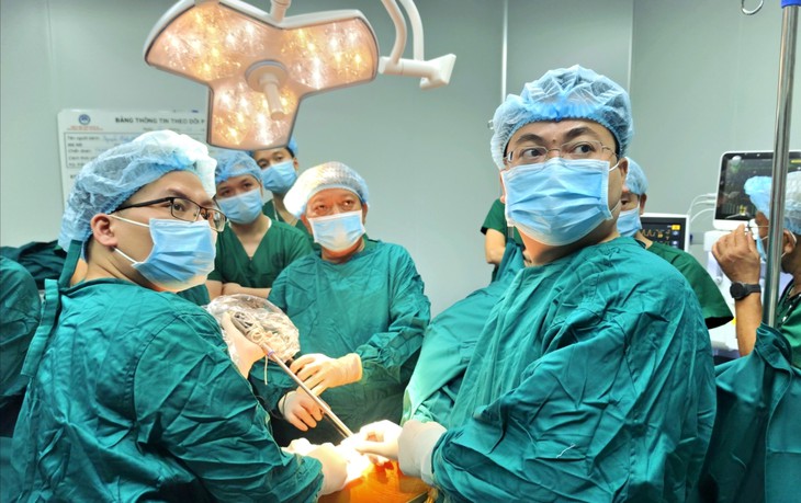 Hai người bệnh được phẫu lồng ngực đầu tiên tại Bệnh viện Phổi Nghệ An được xuất viện- Ảnh 1.