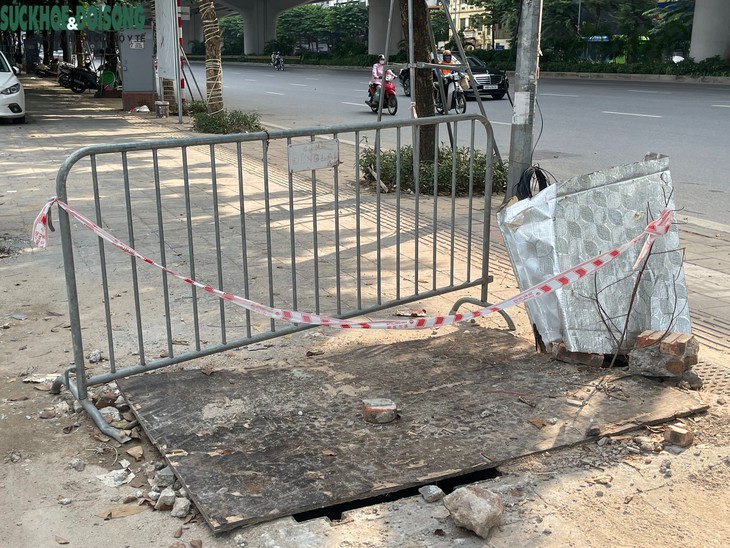 Hà Nội: Nhiều hố ga mất nắp trên đường Phạm Văn Đồng - Ảnh 1.