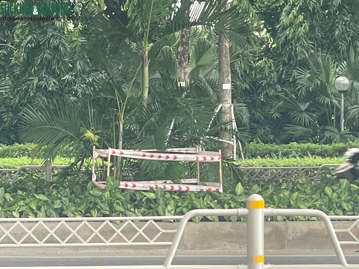 Hà Nội: Nhiều hố ga mất nắp trên đường Phạm Văn Đồng - Ảnh 7.
