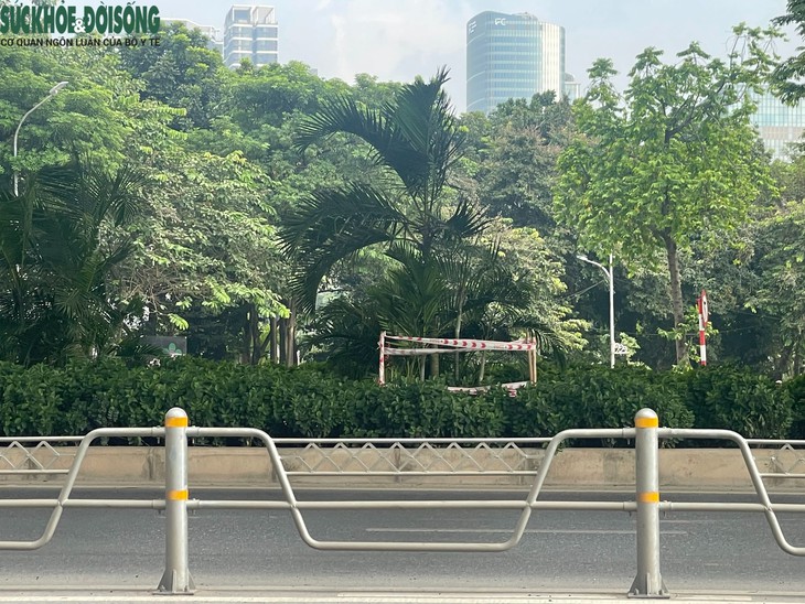Hà Nội: Nhiều hố ga mất nắp trên đường Phạm Văn Đồng - Ảnh 8.