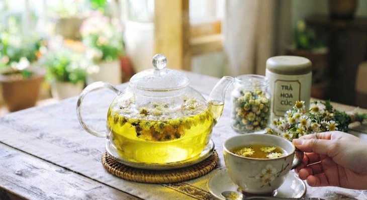 Vì sao người khó ngủ nên uống trà hoa cúc sau bữa tối? - Ảnh 1.