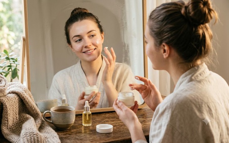 Da khô, nếp nhăn càng rõ: 4 cách chăm sóc da sau tuổi 50 vào mùathu - Ảnh 2.