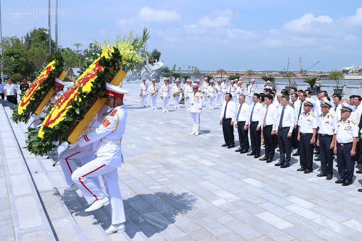 Thủ tướng Lê Minh Hưng dâng hương tại Bến K15 Đồ Sơn- Ảnh 2.