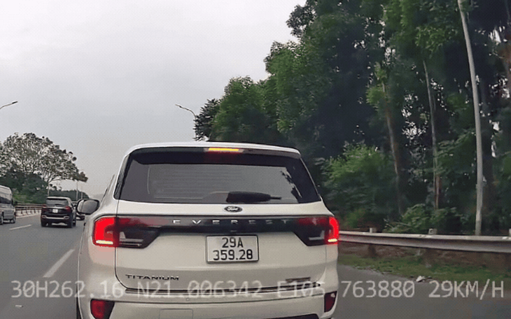 Tài xế đi vào làn khẩn cấp, chặn đầu xe khác tại Hà Nội nhận phạt nặng- Ảnh 2.