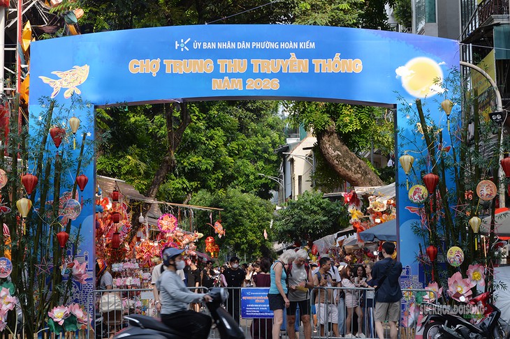 Phố Hàng Mã trước ngày Trung thu- Ảnh 1.