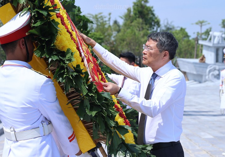 Thủ tướng Lê Minh Hưng dâng hương tại Bến K15 Đồ Sơn- Ảnh 1.
