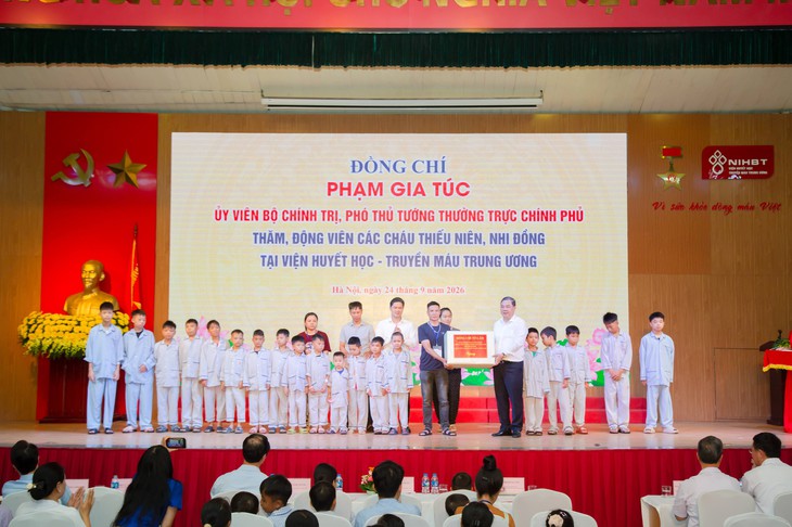 Phó Thủ tướng Thường trực Phạm Gia Túc thăm, tặng quà bệnh nhi dịp Tết Trung thu- Ảnh 1.