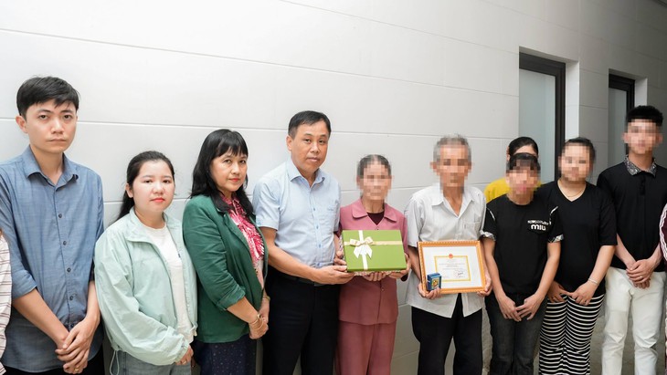Trao Kỷ niệm chương 'Vì sức khỏe nhân dân' cho gia đình người hiến tạng- Ảnh 1.