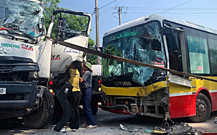 Tai nạn liên hoàn trên đường Xuân Thủy (Hà Nội), cô gái tử vong tại chỗ - Ảnh 1.