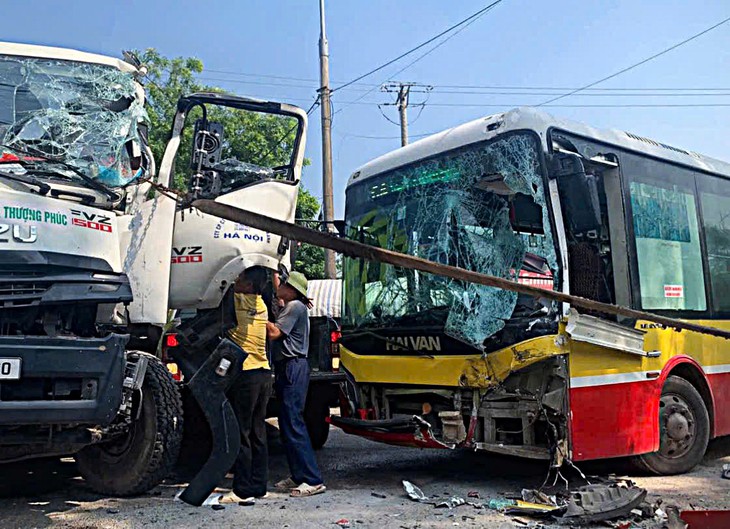 Liên tiếp 2 vụ va chạm xe buýt, Hà Nội yêu cầu chấn chỉnh những gì?- Ảnh 2.