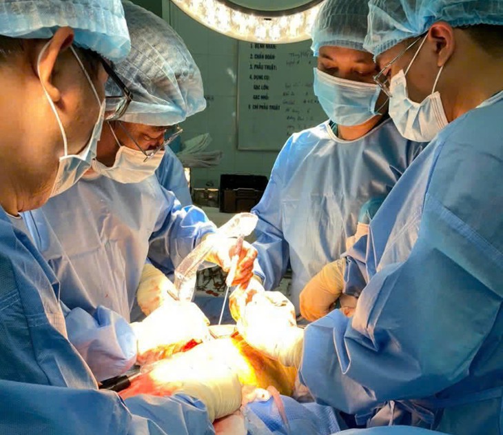 Tháo nẹp vít sau 4 năm, phẫu thuật gặp khó- Ảnh 1.