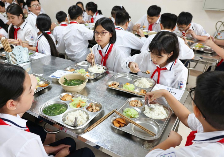 Nâng trần tiền ăn bán trú: Phụ huynh kỳ vọng chất lượng nhưng lo chi phí- Ảnh 1.
