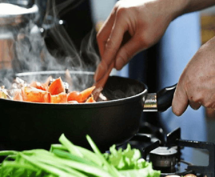 Những thực phẩm và thói quen ăn uống người nhiễm HIV nên tránh hoặc hạn chế - Ảnh 1.