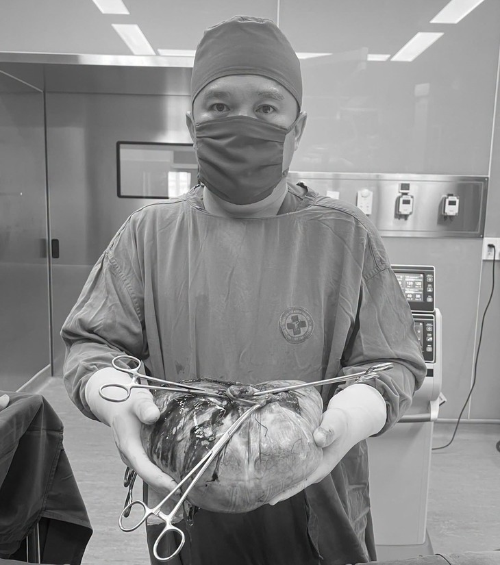 Bụng to bất thường, người phụ nữ bất ngờ phát hiện khối u nặng 4 kg- Ảnh 2.