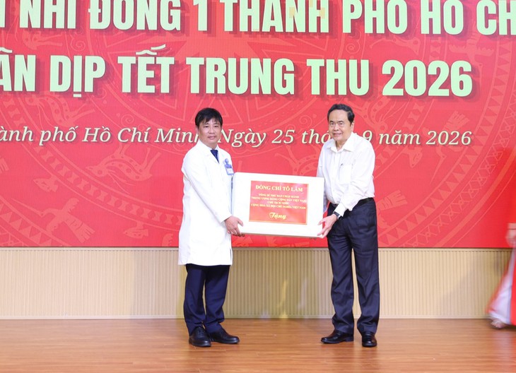 Chủ tịch Quốc hội Trần Thanh Mẫn thăm, tặng quà Trung thu cho bệnh nhi TPHCM - Ảnh 2.