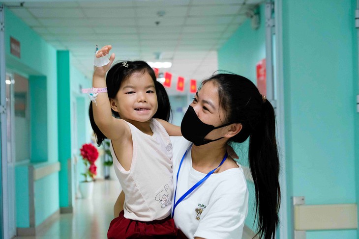 Hơn 30 trẻ mắc lác và rối loạn vận nhãn được khám, điều trị miễn phí- Ảnh 2.