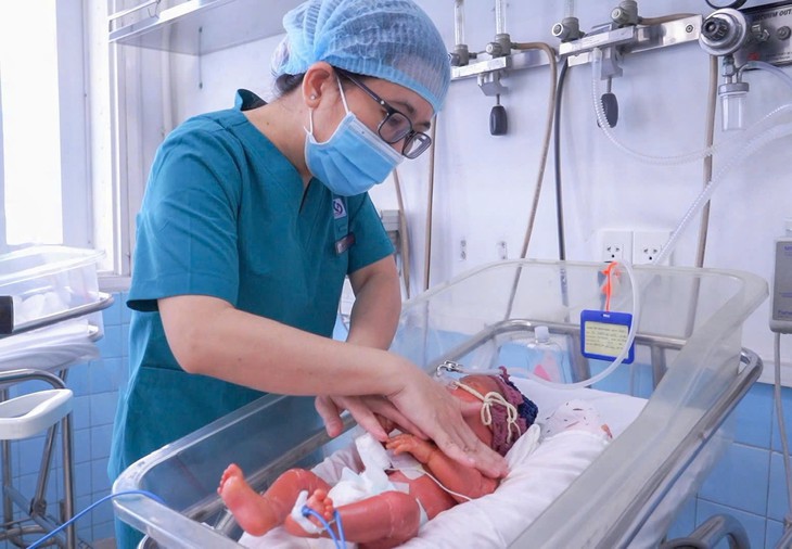 Bé trai sinh non ở TPHCM mắc bệnh vảy cá hiếm gặp- Ảnh 1.