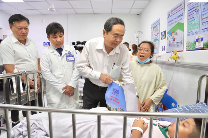 Chủ tịch Quốc hội Trần Thanh Mẫn thăm, tặng quà Trung thu cho bệnh nhi TPHCM - Ảnh 4.