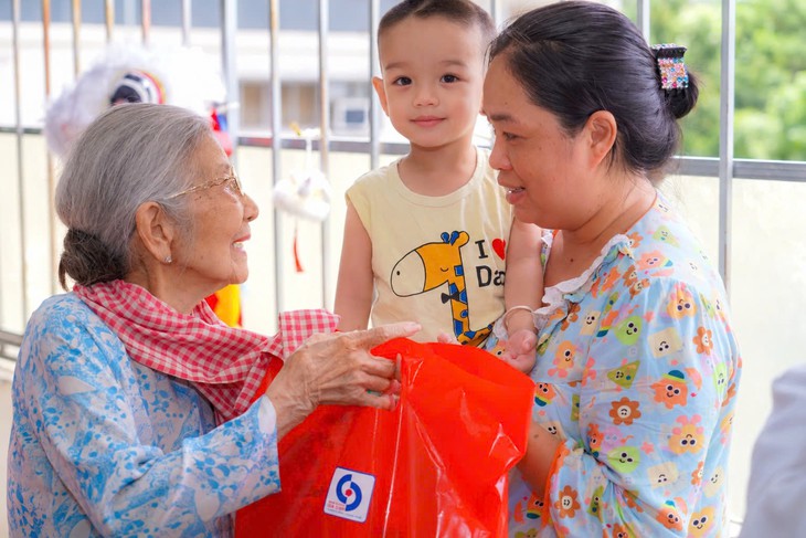NSƯT Phi Điểu kể chuyện chú Cuội, đưa Trung thu đến với bệnh nhi- Ảnh 4.
