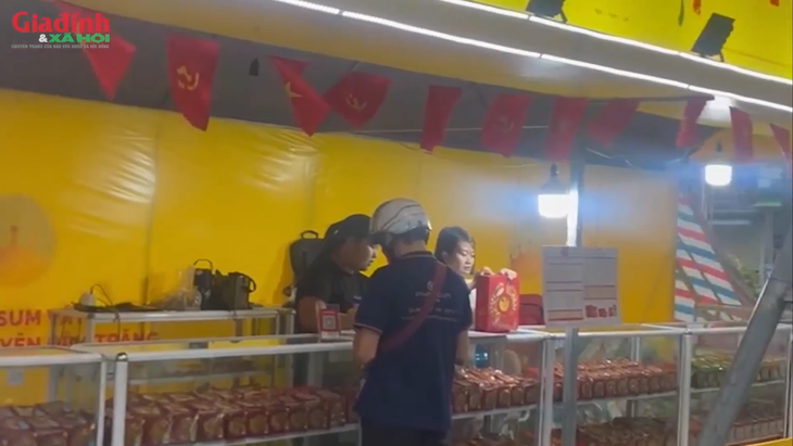 Thị trường bánh Trung thu sau Rằm: Từ cảnh xếp hàng 'rồng rắn' đến làn sóng bán tháo, xả kho giá rẻ - Ảnh 1.