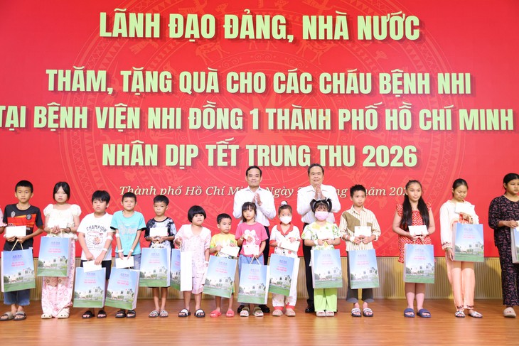 Chủ tịch Quốc hội Trần Thanh Mẫn thăm, tặng quà Trung thu cho bệnh nhi TPHCM - Ảnh 1.