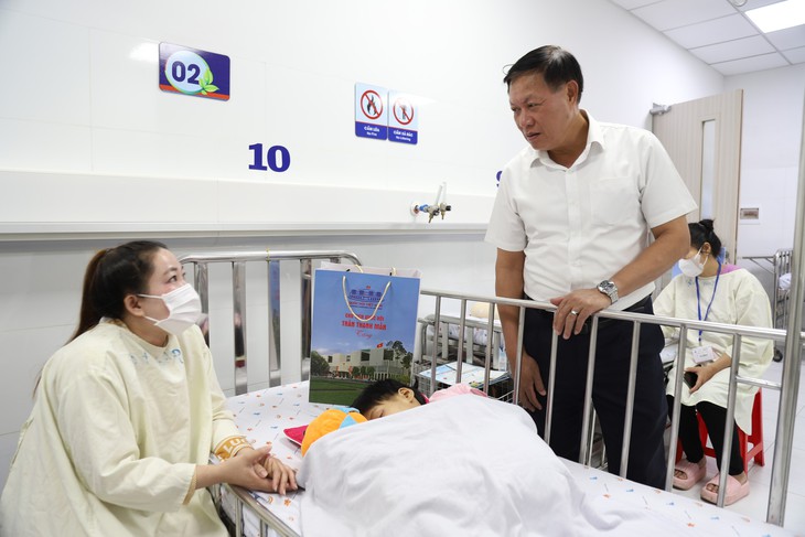 Chủ tịch Quốc hội Trần Thanh Mẫn thăm, tặng quà Trung thu cho bệnh nhi TPHCM - Ảnh 6.