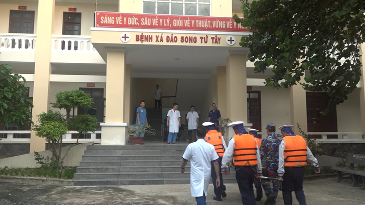 Ngư dân đau thận dữ dội lúc đánh cá, quân y Trường Sa tức tốc cấp cứu - Ảnh 1.