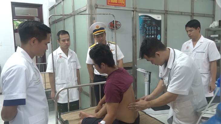 Ngư dân đau thận dữ dội lúc đánh cá, quân y Trường Sa tức tốc cấp cứu - Ảnh 2.