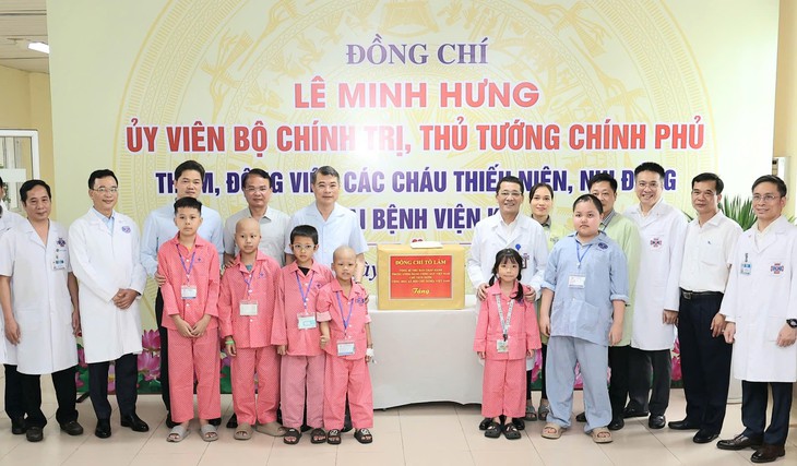 Thủ tướng Lê Minh Hưng thăm, tặng quà Trung thu cho các bệnh nhi Bệnh viện K- Ảnh 1.