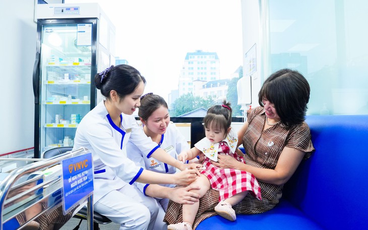 Hai vợ chồng bác sĩ không kịp trở tay khi con mắc tay chân miệng - Ảnh 3.