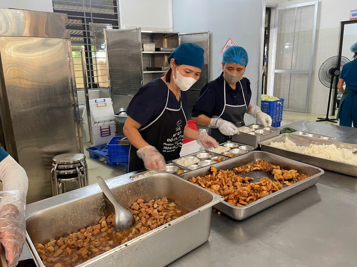 Dừng hợp đồng đơn vị cung cấp suất ăn sau vụ thịt 'như tóp mỡ'- Ảnh 3.