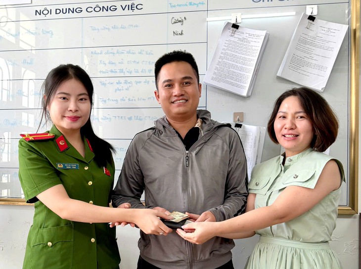 Hành động đẹp của nữ giáo viên dạy trẻ khuyết tật khi nhặt được tiền rơi- Ảnh 1.