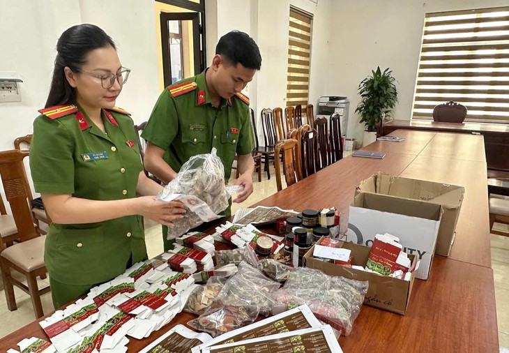 Giả 'bác sĩ Thiện', bán thuốc Nam chữa u lừa người bệnh- Ảnh 1.