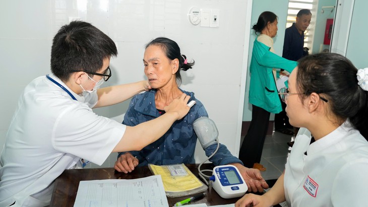 Hơn 1.000 người dân ở Huế được khám sức khỏe, sàng lọc ung thư miễn phí- Ảnh 1.