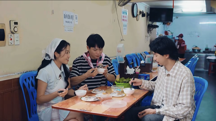 Rapper Đen Vâu và Tuấn Cry khám phá ẩm thực độc đáo tại Hạ Long năm 2026 - Ảnh 1.