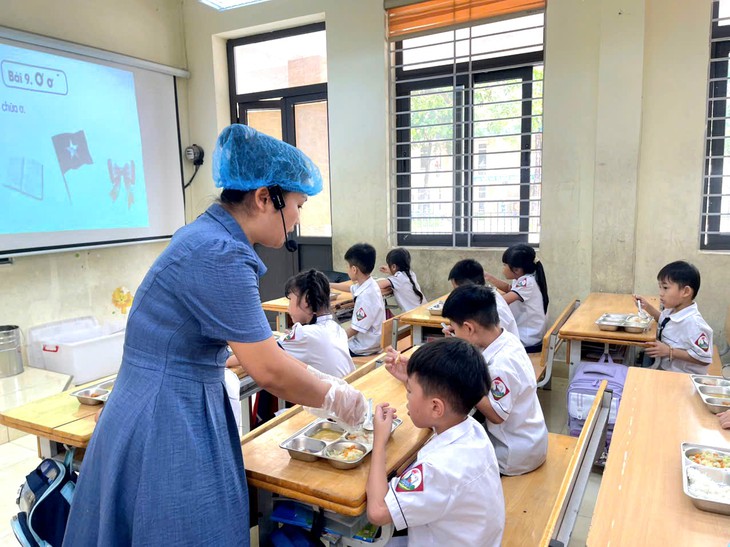 Hà Nội: Tạm dừng tổ chức bữa ăn bán trú tại Trường Tiểu học Quảng Bị 2- Ảnh 1.