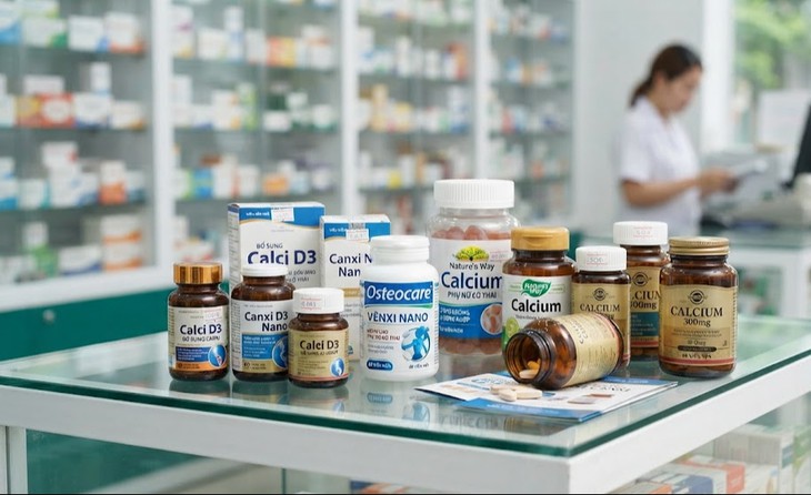 Có nên tự mua canxi uống lâu dài để chắc xương? - Ảnh 1.