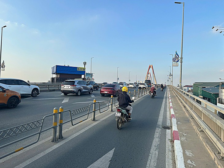 Biển chỉ dẫn khoảng cách trên cầu Nhật Tân 'biến mất' ngay ngày đầu thí điểm- Ảnh 3.