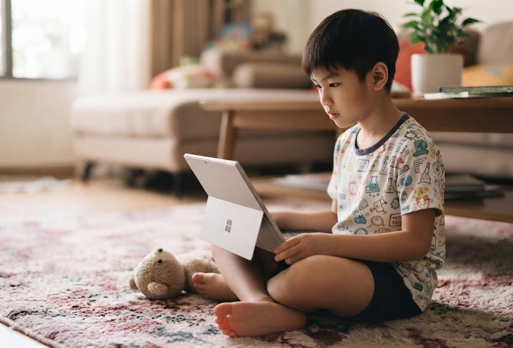 5 cách giúp trẻ giảm thời gian dùng điện thoại, máy tính bảng - Ảnh 1.