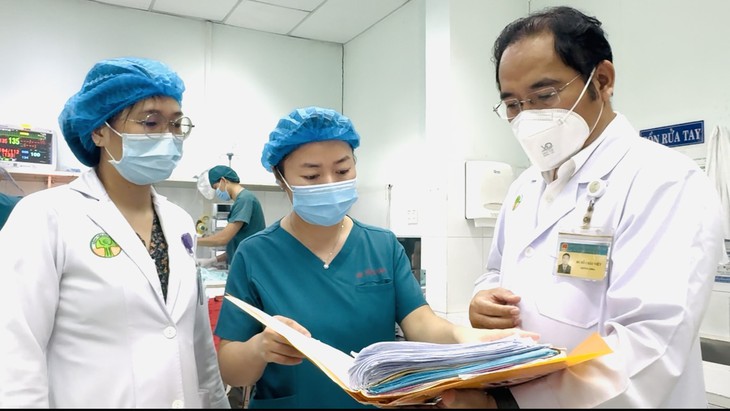 Bác sĩ "chạy đua" cứu bé trai mắc bệnh truyền nhiễm nguy hiểm - Ảnh 1.