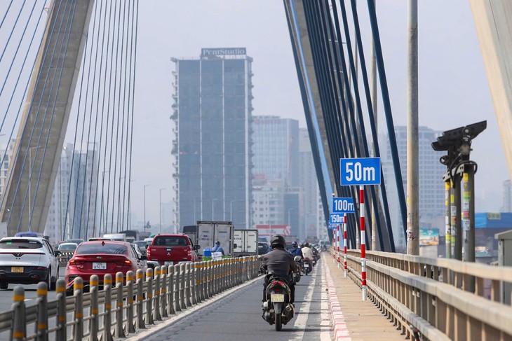 Biển chỉ dẫn khoảng cách trên cầu Nhật Tân 'biến mất' ngay ngày đầu thí điểm- Ảnh 4.