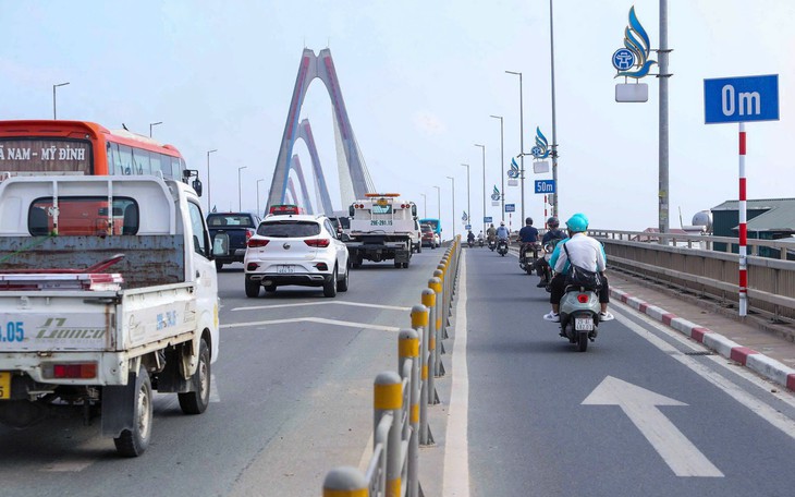 Biển chỉ dẫn khoảng cách trên cầu Nhật Tân 'biến mất' ngay ngày đầu thí điểm- Ảnh 1.
